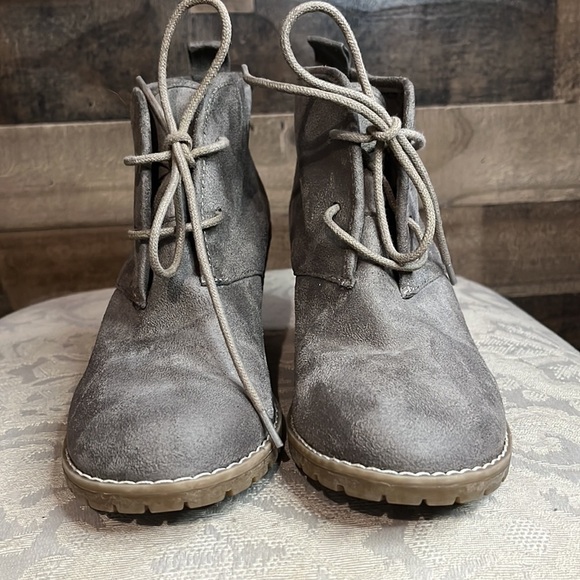 Bass Brown Tan Suede Ankle Booties Size 6.5 - Picture 2 of 9